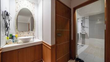 Family Triple Room | Bathroom