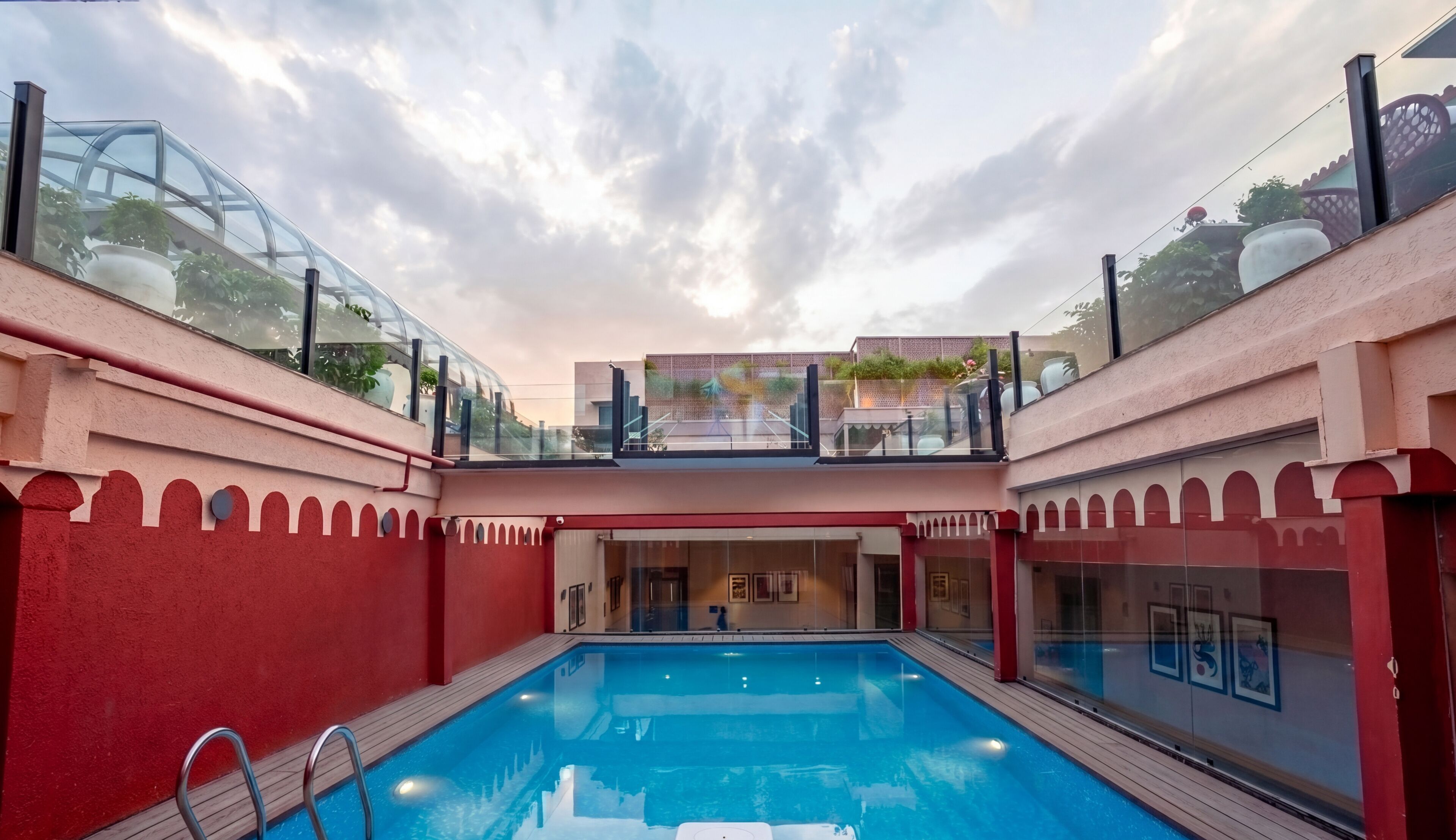 สระว่ายน้ำกลางแจ้ง