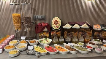Un bufé con diversos alimentos y salsas.