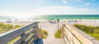 Spacious 2.5bedroom condo in perfect Indian Shores in Prime location!