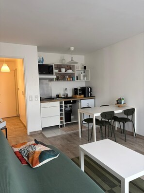 A compact living space with a kitchenette, a dining area, and a sofa. - 2-room apartment ideally located: walk to the train station/Villepinte/CDG/Paris exhibition center (Aulnay-sous-Bois)
