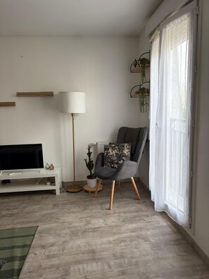 Living area - 2-room apartment ideally located: walk to the train station/Villepinte/CDG/Paris exhibition center (Aulnay-sous-Bois)