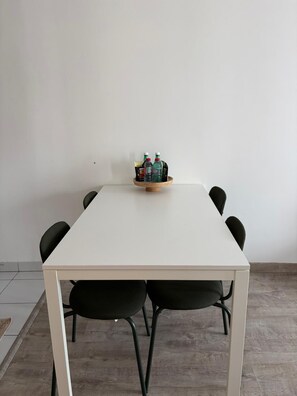 Dining - 2-room apartment ideally located: walk to the train station/Villepinte/CDG/Paris exhibition center (Aulnay-sous-Bois)