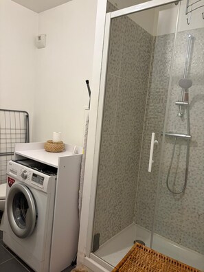 Hair dryer, towels, soap, toilet paper - 2-room apartment ideally located: walk to the train station/Villepinte/CDG/Paris exhibition center (Aulnay-sous-Bois)