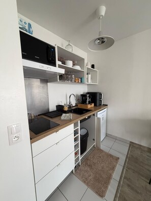 茶具/咖啡用具、冰箱、微波炉、炉灶
