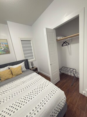 5 bedrooms, iron/ironing board, WiFi - The Boho-Chic Urban Retreat: 3BR Haven Near Downtown & General Hospital (Regina)