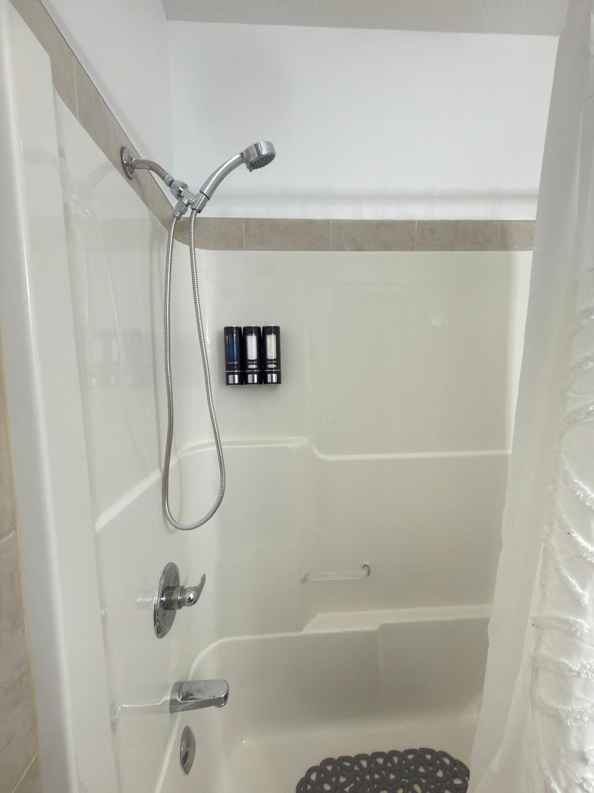 Secadora de cabello, toallas, jabón, papel de baño 