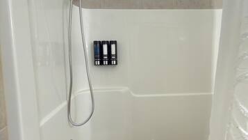 Secadora de cabello, toallas, jabón, papel de baño