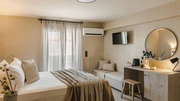 Una camera da letto con un letto, un comodino e un'area scrivania con una sedia.
