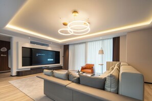 Grand Executive Suite Room | Living area