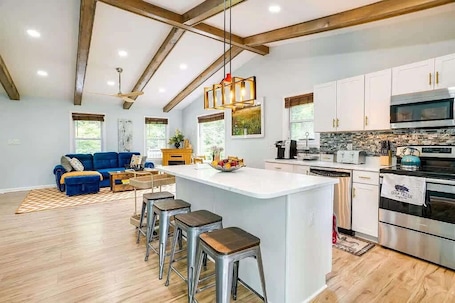 Fridge, microwave, oven, stovetop. Greek Spa • Private Acreage • Stonefire pizza oven