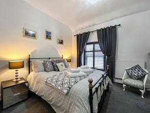 3 bedrooms, free WiFi - 3 bedroom accommodation in Loftus, near Staithes (Loftus, near Staithes)
