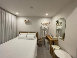 Desk, iron/ironing board, free WiFi - hotelrawa (Seoul)