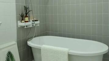 Gratis toiletartikelen, een haardroger, pantoffels, handdoeken