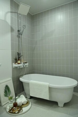 Free toiletries, hair dryer, slippers, towels - hotelrawa (Seoul)