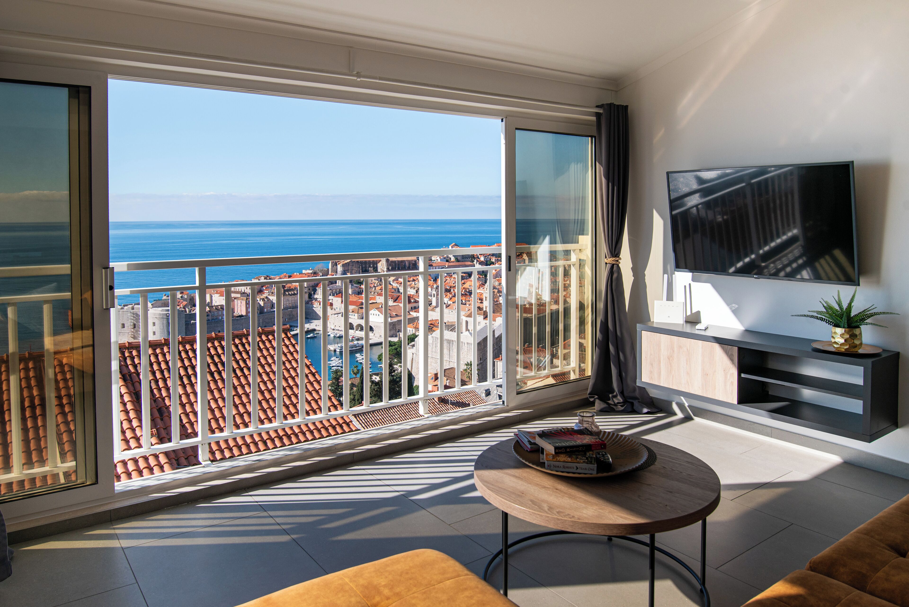 Appartement, vue sur la mer | Aire de séjour | Téléviseur connecté de 80 cm avec télévision par câble