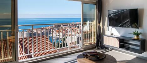 Appartement, vue sur la mer | Aire de séjour | Téléviseur connecté de 80 cm avec télévision par câble