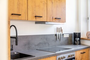 Kühlschrank, Ofen, Herdplatte, Wasserkocher mit Kaffee-/Teezubehör