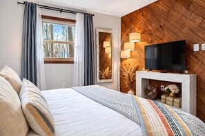 3 bedrooms, iron/ironing board, free WiFi, bed sheets - Wooded Poconos Cabin + Firepit + Large Deck + Near Big Boulder & Hickory Run (Albrightsville)
