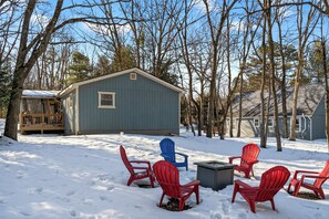Terrace/patio - Wooded Poconos Cabin + Firepit + Large Deck + Near Big Boulder & Hickory Run (Albrightsville)