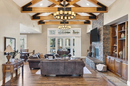 Sunriver Retreat + Hot Tub + Game Room + Near Golf + Trails | Mulligan Estate