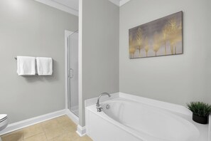 Shower, hair dryer, towels - 5 Units w/ Free Parking • Walkable Historic District | The Juliette by AvantStay (Savannah)