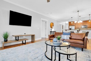 Smart TV, offices - 5 Units w/ Free Parking • Walkable Historic District | The Juliette by AvantStay (Savannah)