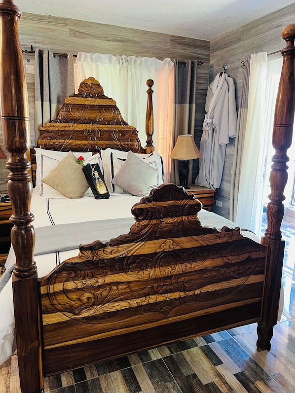 Deluxe Suite, Balcony, Garden View | Premium bedding, bed sheets