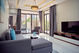 Escritorio, wifi gratis y ropa de cama 