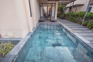 Villa supérieure, 2 chambres, au bord de la piscine | Bureau, accès au Wi-Fi (inclus), literie fournie