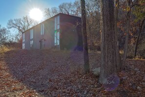 Exterior - Charming 2-bedroom house with AC in Los Angele park view (Los Angele)