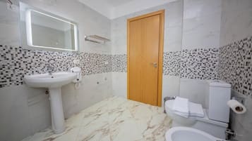 Doppelzimmer, Meerblick | Badezimmer | Kostenlose Toilettenartikel, Haartrockner, Hausschuhe, Handtücher