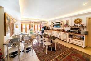 Dining - Cozy Accessible Apartment in SultanahmetTürkiye with Modern Comforts (Fatih)