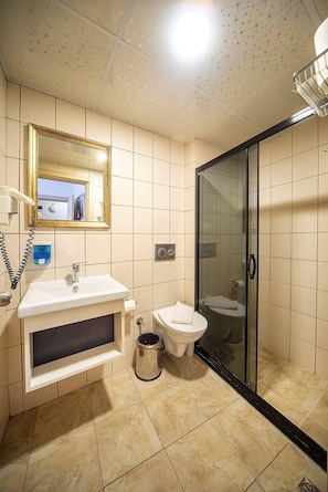 Hair dryer, towels - Cozy Accessible Apartment in SultanahmetTürkiye with Modern Comforts (Fatih)