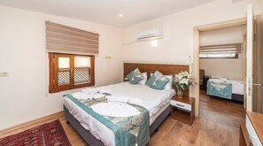 2 bedrooms, iron/ironing board, Internet, bed sheets - Cozy Accessible Apartment in SultanahmetTürkiye with Modern Comforts (Fatih)