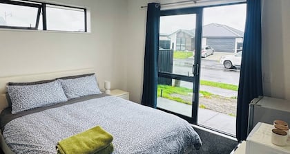 Chambre avec salle de bains privative et kitchenette