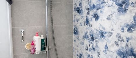 シャワー、ヘアドライヤー、タオル、石鹸