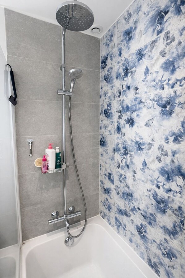 Douche, sèche-cheveux, serviettes fournies, savon