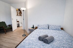 2 chambres, fer et planche à repasser, Wi-Fi, draps fournis