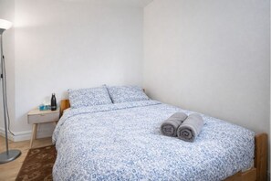 2 habitaciones, tabla de planchar con plancha, wifi y ropa de cama 