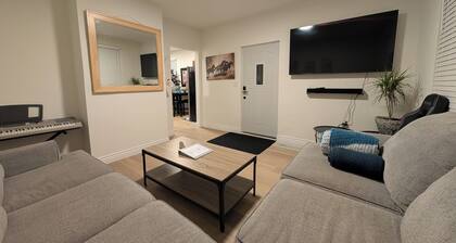 Stylish 2-bedroom house in superb Hamilton with cozy living spaces near downtown