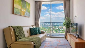 Apartment, 3 Bedrooms, City View | Living room