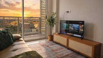 Apartemen, 3 kamar tidur, pemandangan kota | Area keluarga | Smart TV 43-inci dengan saluran TV kabel