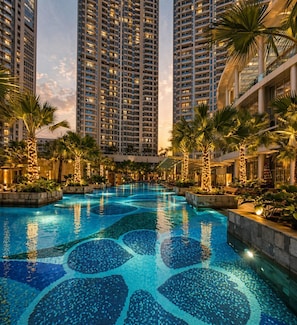 Una piscina al aire libre