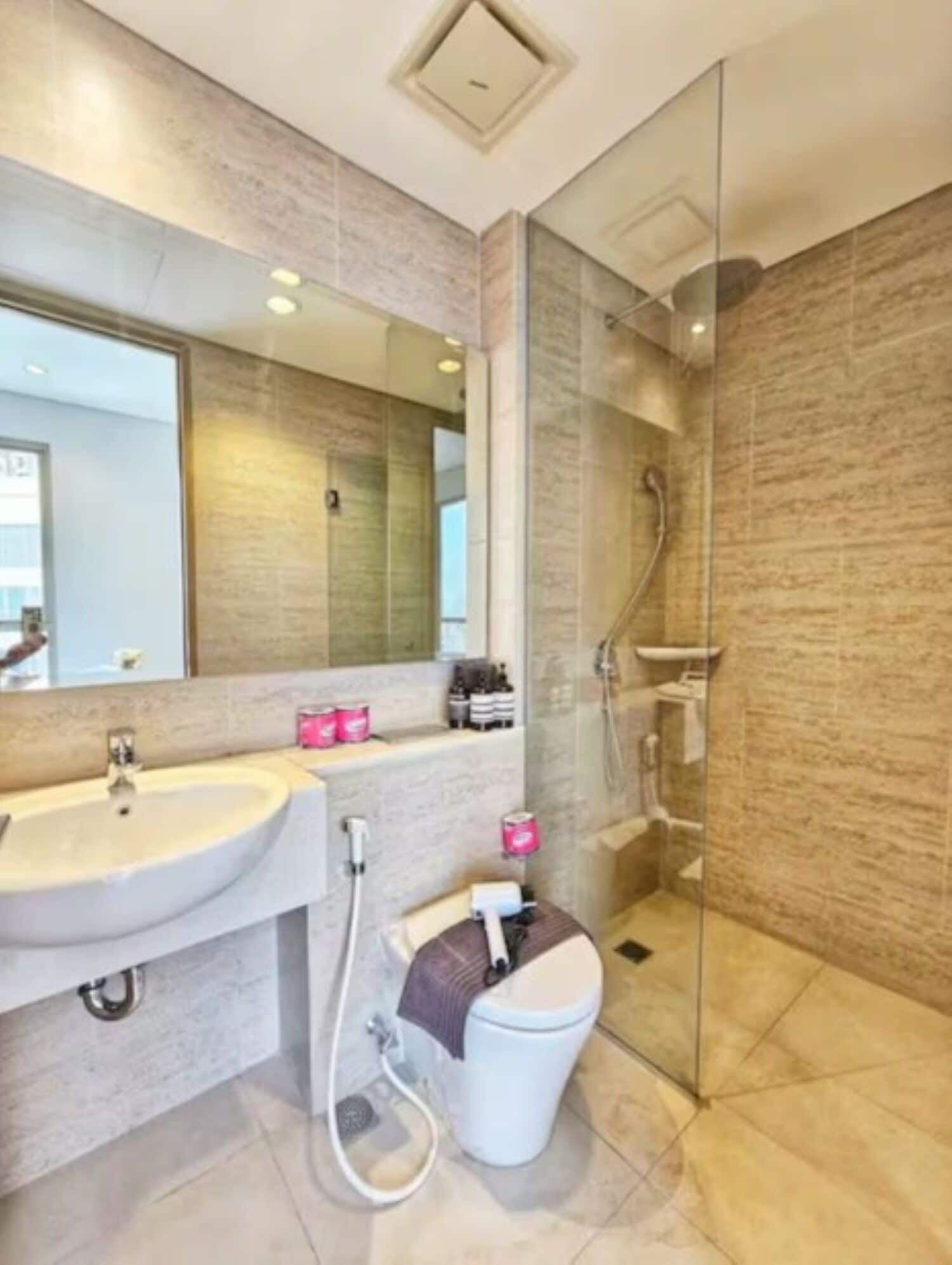 Apartment, 3 Schlafzimmer, Stadtblick | Badezimmer | Dusche, kostenlose Toilettenartikel, Haartrockner, Handtücher