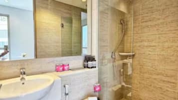 Apartment, 3 Schlafzimmer, Stadtblick | Badezimmer | Dusche, kostenlose Toilettenartikel, Haartrockner, Handtücher