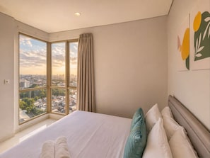 Apartamento, 3 habitaciones, vistas a la ciudad | Escritorio, tabla de planchar con plancha, wifi gratis