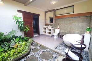 ห้องพัก, 1 ห้องนอน, สูบบุหรี่ได้, ลานระเบียง | ห้องน้ำ