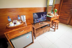Room, 1 Bedroom, Smoking | Living room