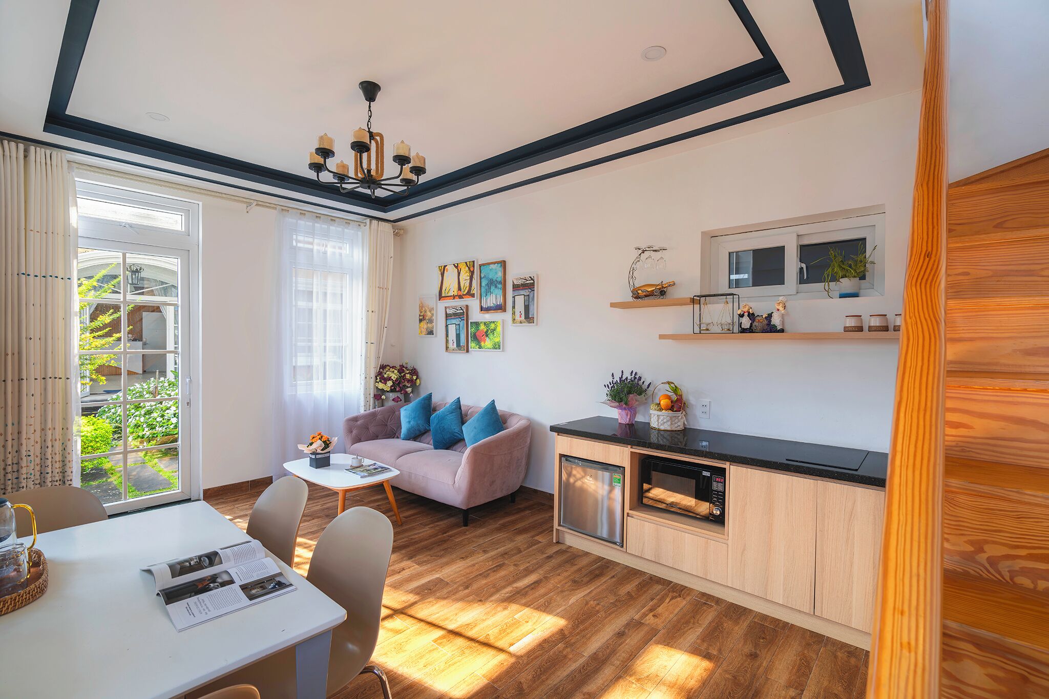 Un salon moderne comprenant un canapé, une table à manger et un coin cuisine.